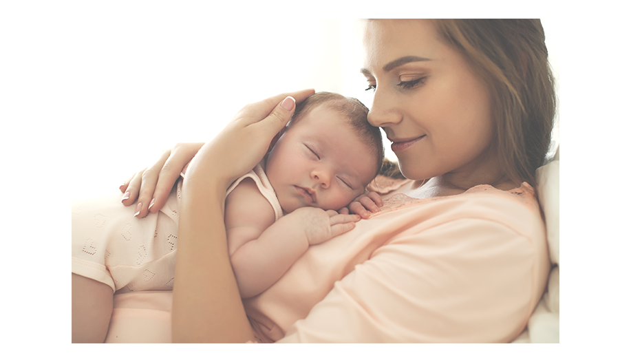 Frau mit Baby auf dem Arm